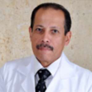 دكتور  محمد انور خلف  استاذ و رئيس قسم طب و جراحات العيون بكلية الطب الجيزة